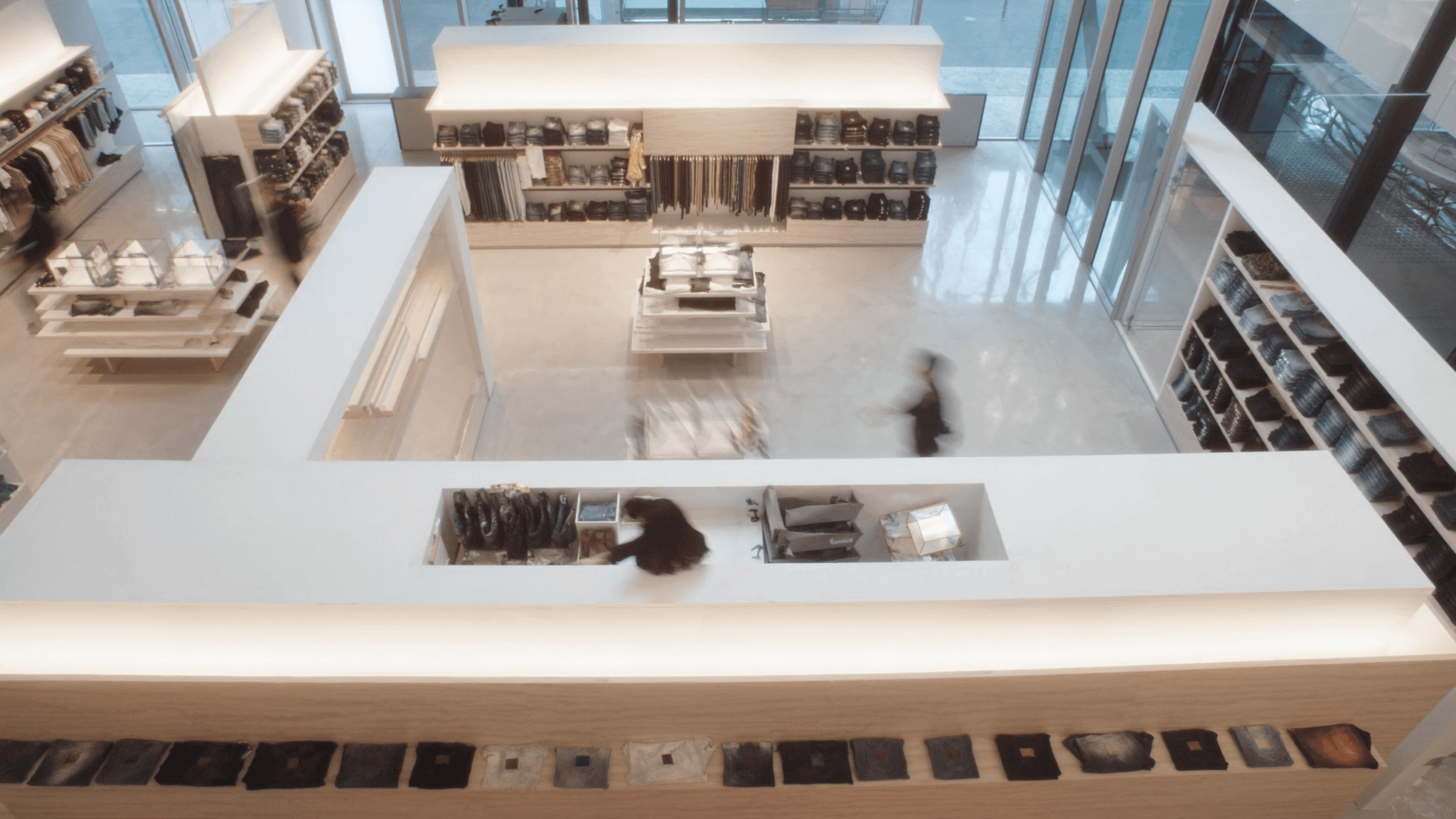 Vue en plongée d'un magasin lumineux avec des clients anonymes