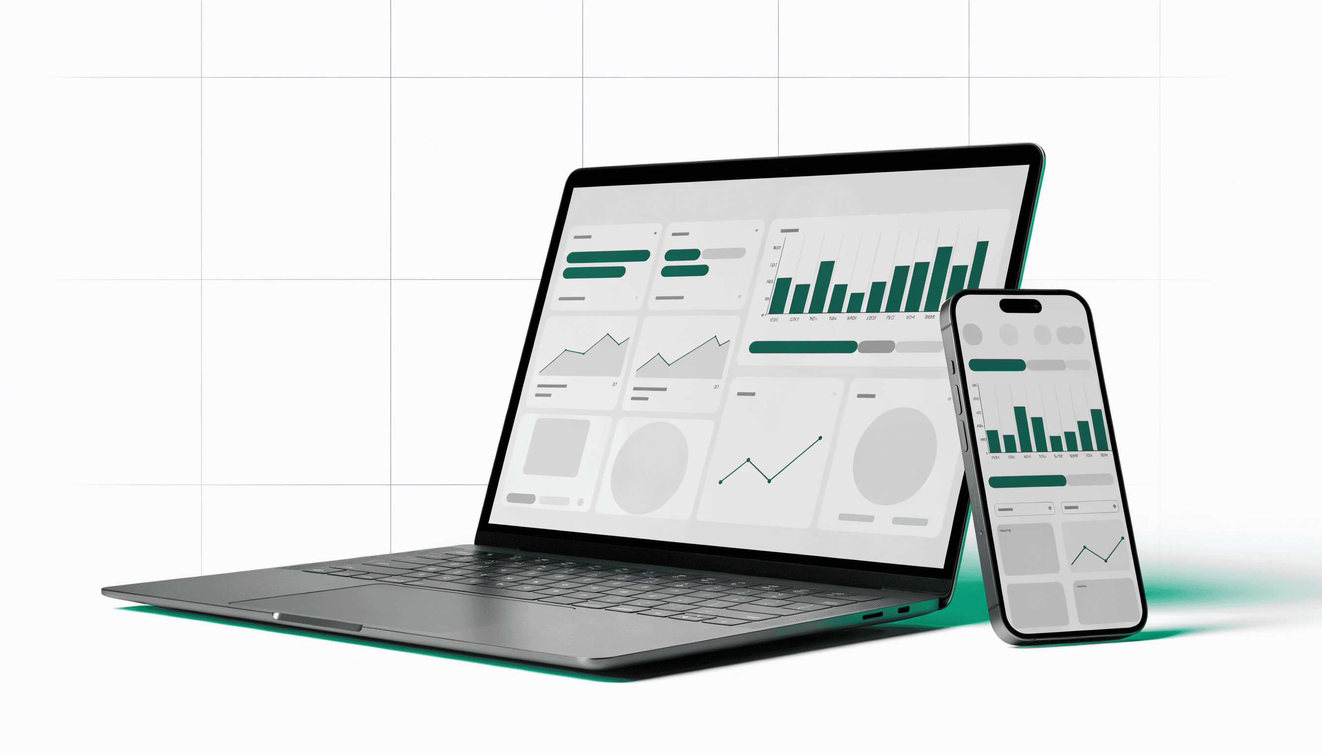 Ordinateur portable et smartphone affichant un tableau de bord Odoo avec des graphiques verts